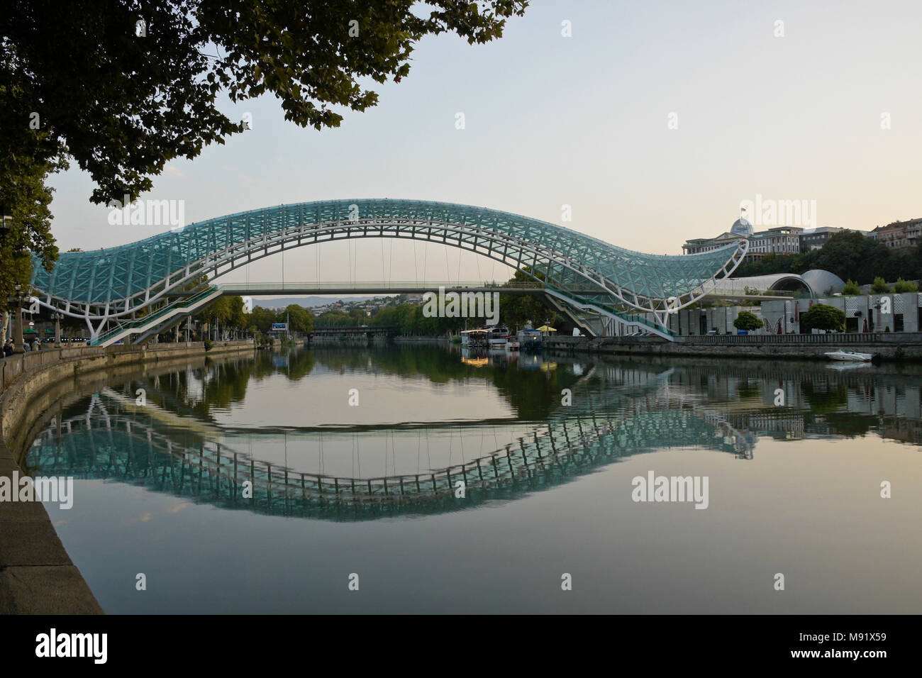 Die Brücke über den Fluss und Mtkvari Präsidentenpalast auf einem Hügel im Hintergrund, Tiflis, Georgien Stockfoto