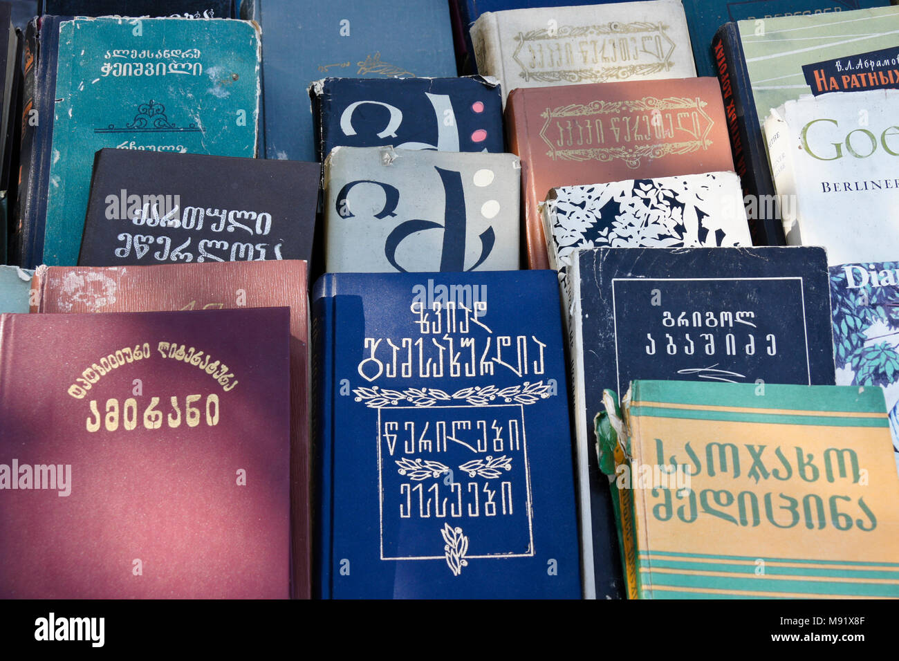 Ein bürgersteig Anbieter Anzeige der Bücher in der Georgischen, Russischen und Englischen Sprache, Tiflis, Georgien Stockfoto