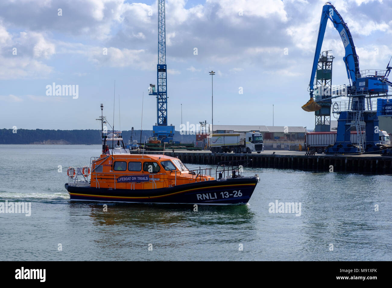 RNLI. Royal National Lifeboat Institution. John Metters Shannon Klasse Rettungsboot auf Wanderwegen in den Hafen von Poole Dorset UK Stockfoto
