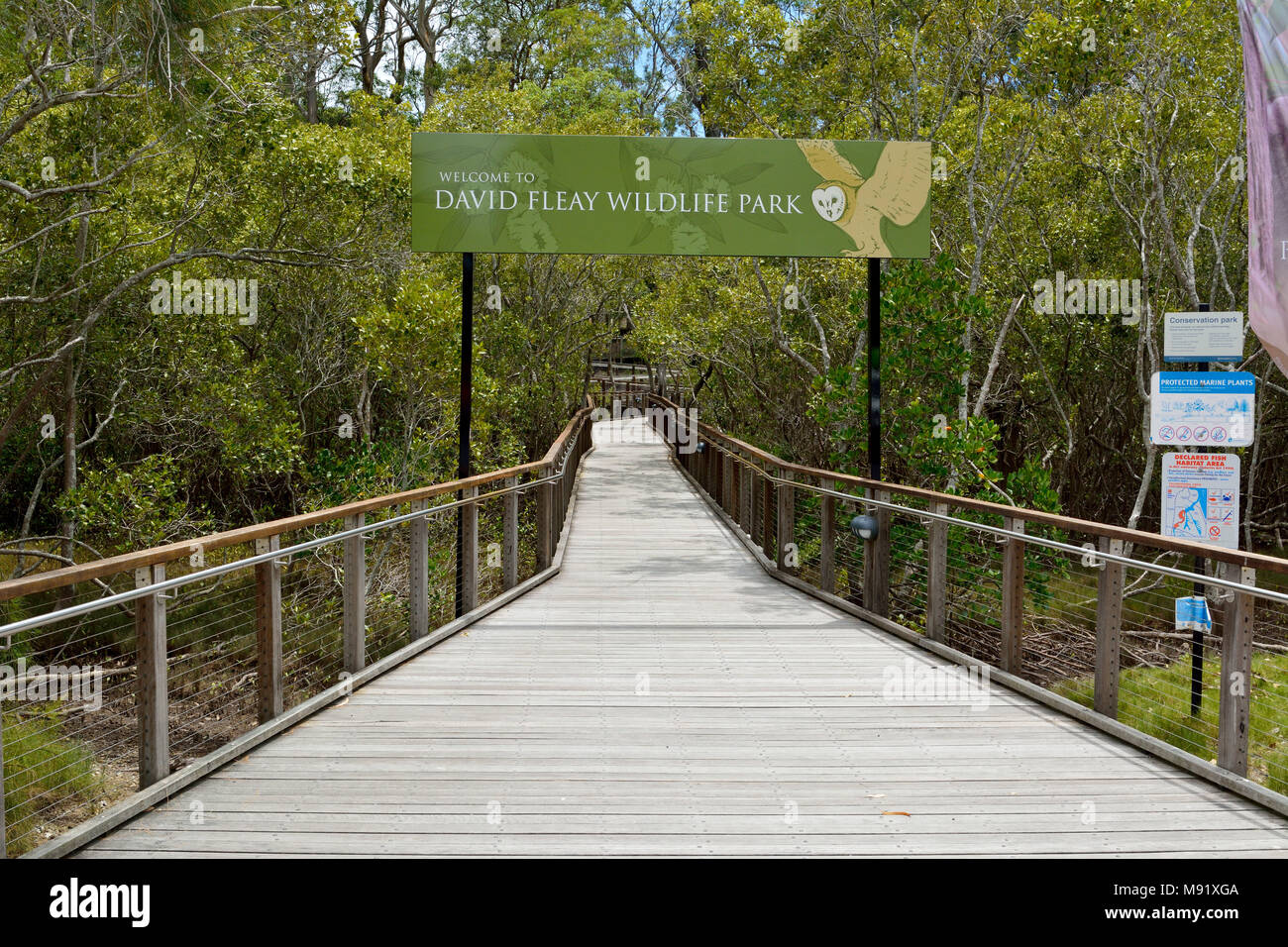 Burleigh Heads, Gold Coast, Queensland, Australien - 11. Januar 2018. Eintritt zum David Fleay Wildlife Park mit Vegetation und Promenade. Stockfoto