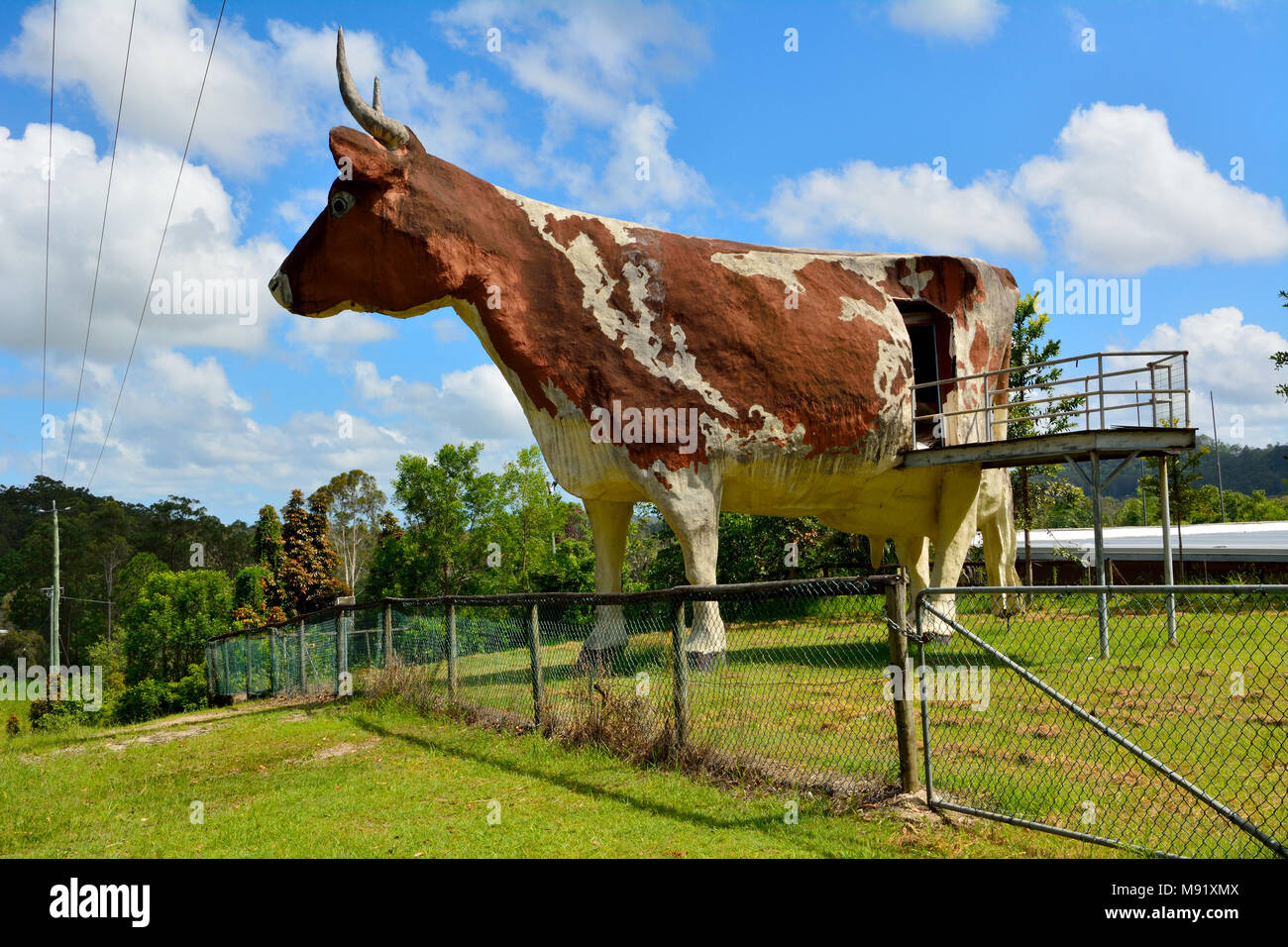Koolangur, Queensland, Australien - 17. Dezember 2017. Große Kuh Struktur in Koolangur, hinter dem Zaun, mit Vegetation. Stockfoto