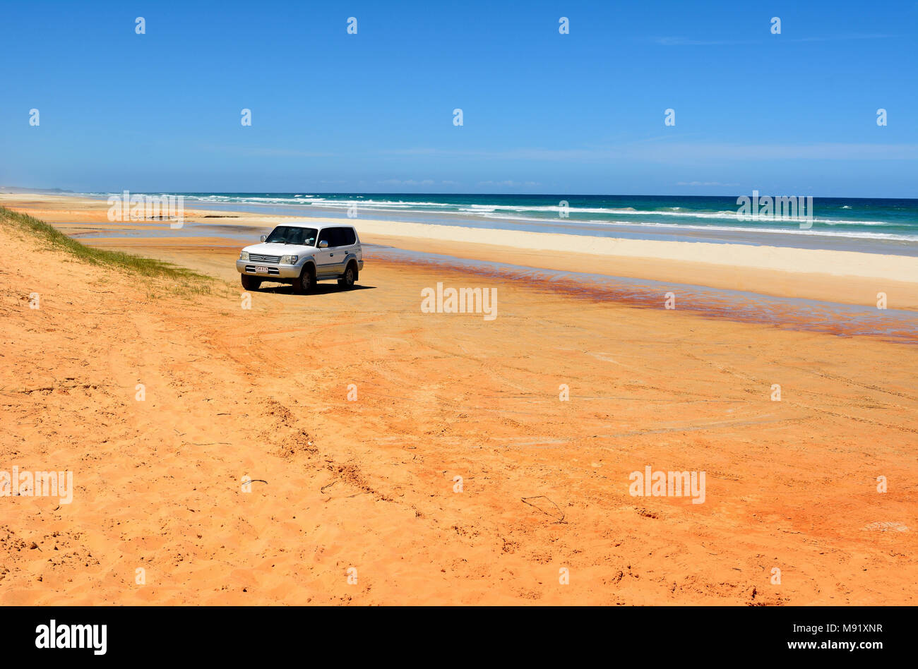 Great Sandy National Park, Queensland, Australien - 19. Dezember 2017. 40-Mile Beach in der Great Sandy National Park, Queensland mit 4WD Toyota Prado Fahrzeug pa Stockfoto
