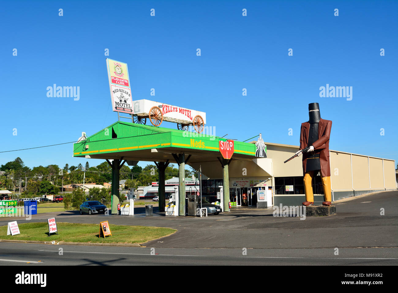 Maryborough, Queensland, Australien - 20. Dezember 2017. Tankstelle in Maryborough, QLD, mit übergrossen Statue von Outlaw Ned Kelly, kommerzielle Anlage Stockfoto