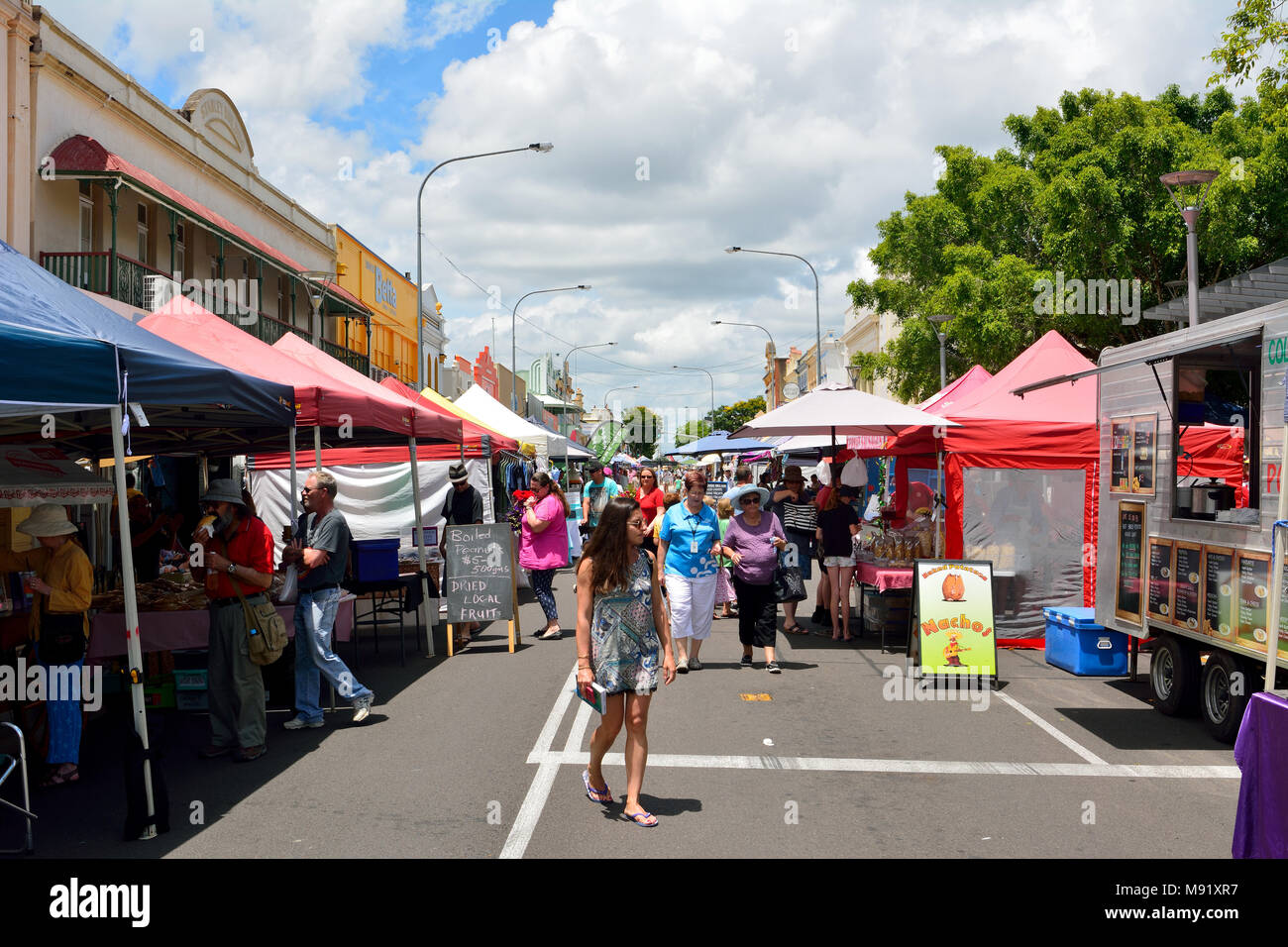 Maryborough, Queensland, Australien - 21. Dezember 2017. Anzeigen von Maryborough Erbe Straßenmärkte, mit Marktständen und Menschen. Stockfoto