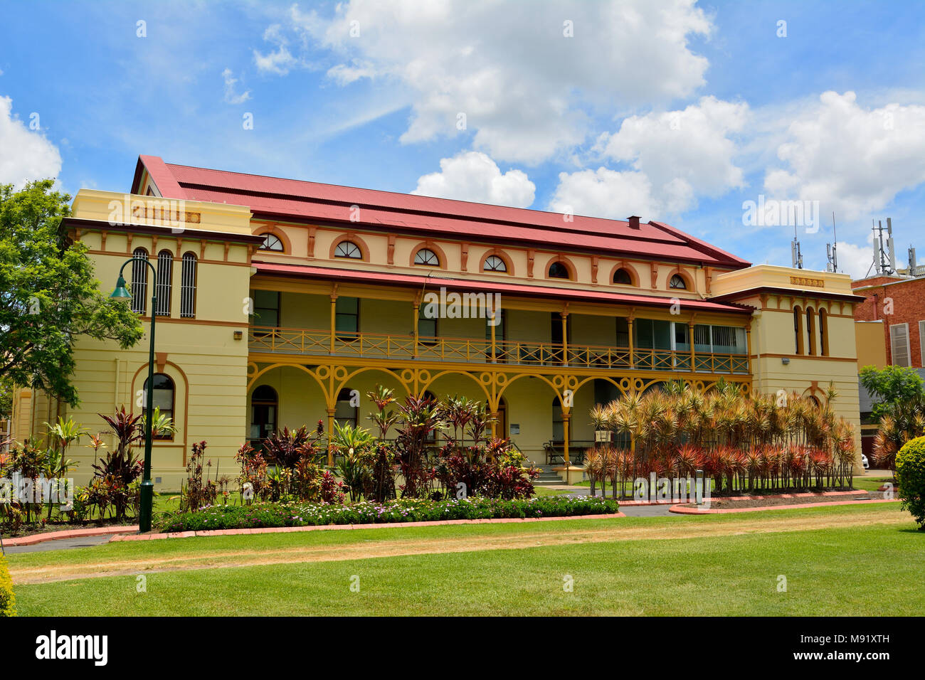 Maryborough, Queensland, Australien - 21. Dezember 2017. Außenansicht von Maryborough Courthouse, historischen Gebäude in Maryborough, QLD, mit Vegetation Stockfoto