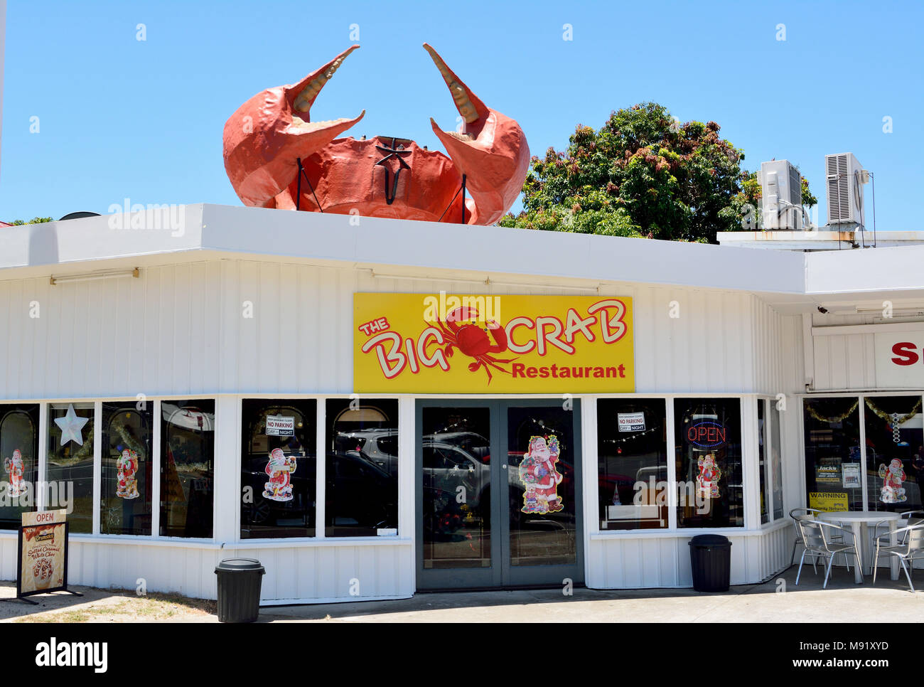 Miriam Vale, Queensland, Australien - 17. Dezember 2017. Die großen Crab Restaurant in Miriam Vale, mit den grossen Krabbe Struktur auf dem Dach. Stockfoto