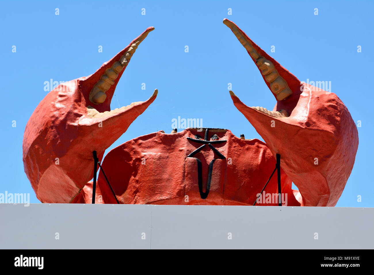 Miriam Vale, Queensland, Australien - 17. Dezember 2017. Nahaufnahme der großen Krabbe Struktur auf dem Dach des gleichnamigen Restaurant in Miriam Vale. Stockfoto
