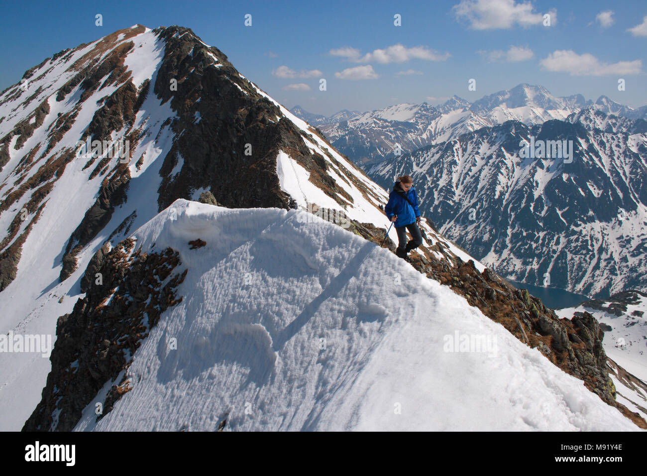 Bergsteiger auf dem Kamm des Szpiglasowy Wierch (der Gipfel) im Mai, Tatra, Polen Stockfoto