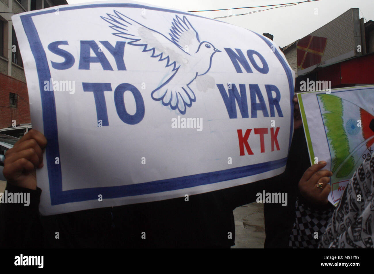 Srinagar, Kashmir. 21 Mär, 2018. Mitglieder von Kaschmir Tehreek-e-Khawateen (KTK), Frauen separatistischen Gruppe, Plakate während eines Protestes gegen Zivilisten entlang der Line of Control (LOC). Protest gegen KTK Mitglieder verlangt Ende der Beschuss über LoC zusammen mit Lösung der Kaschmir-Frage mit friedlichen Mitteln Credit: sofi Suhail/Alamy leben Nachrichten Stockfoto