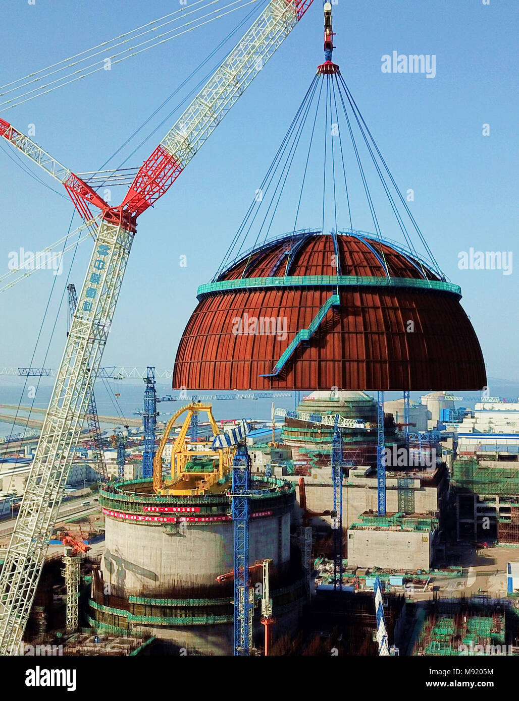 (180321) - FUQING, 21. März 2018 (Xinhua) - Foto am 21. März 2018 zeigt die Installation einer halbkugelförmigen Kuppel im Nr. 6 Einheit der China National Nuclear Corporation Fuqing Atomkraftwerk im Südosten der chinesischen Provinz Fujian. Im Mai 2017 wird ein Sicherheitsbehälter wurde auf die Nr. 5 des Atomkraftwerks installiert, der erste Reaktor mit dem hualong One Design. (Xinhua / Wei Peiquan) (mcg) Stockfoto