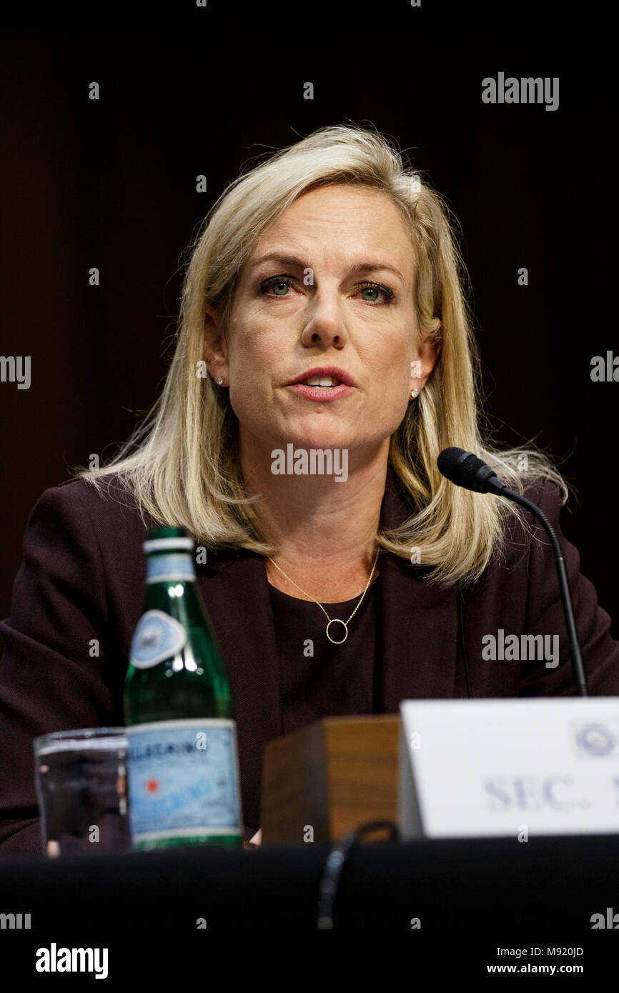 Sekretär der Homeland Security Kirstjen Nielsen bezeugt, während die Vereinigten Staaten Senats Anhörung zur Wahl Sicherheit auf dem Capitol Hill in Washington, DC am 21. März 2018. Credit: Alex Edelman/CNP/MediaPunch Stockfoto