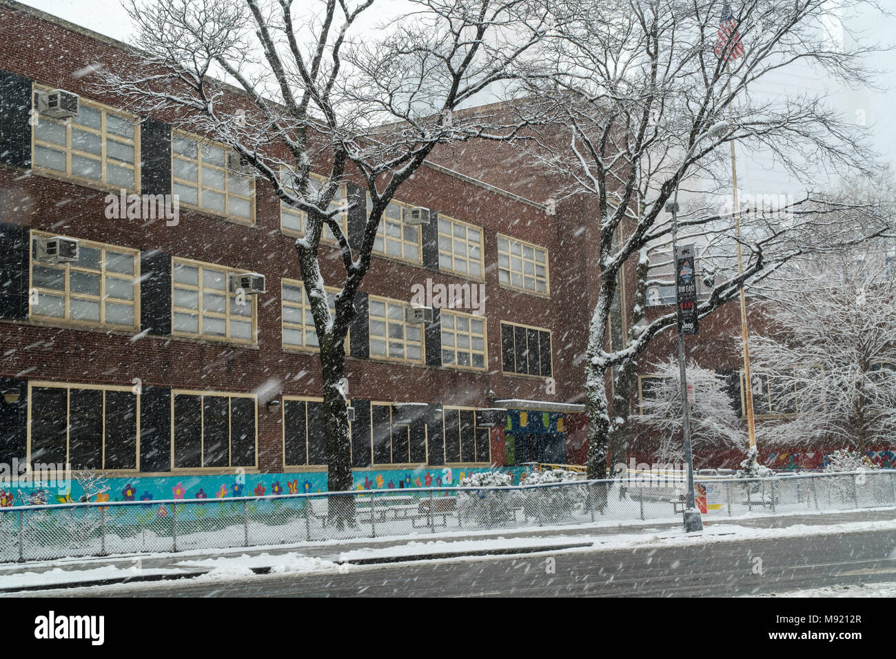 New York, USA. 21 Mär, 2018. Der Sturm Toby geschlossen PS 33 im New Yorker Stadtteil Chelsea am Mittwoch, 21. März 2018, dem zweiten Tag des Frühlings. New York City Bürgermeister Bill De Blasio angekündigt am Tag zuvor, daß Schulen wegen des Sturms geschlossen werden. (© Richard B. Levine) Credit: Richard Levine/Alamy leben Nachrichten Stockfoto