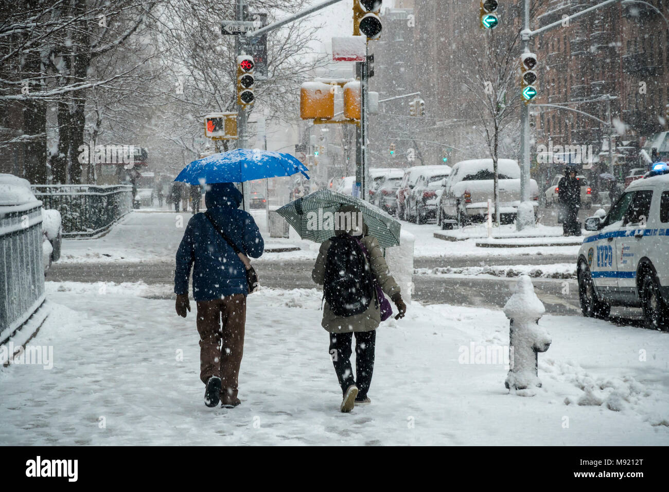 New York, USA. 21 Mär, 2018. Der Winter Müde, Fußgänger stapfen durch den Wintersturm Toby im New Yorker Stadtteil Chelsea am Mittwoch, 21. März 2018, dem zweiten Tag des Frühlings. Die vierte noch - Ostern in diesem Monat, der Sturm wird erwartet schweren, nassen Schnee auf den Nordosten Sturz Stromleitungen zu entleeren und zu Baum Schäden in Bereichen noch erholen von den letzten drei Stürme. (© Richard B. Levine) Credit: Richard Levine/Alamy leben Nachrichten Stockfoto