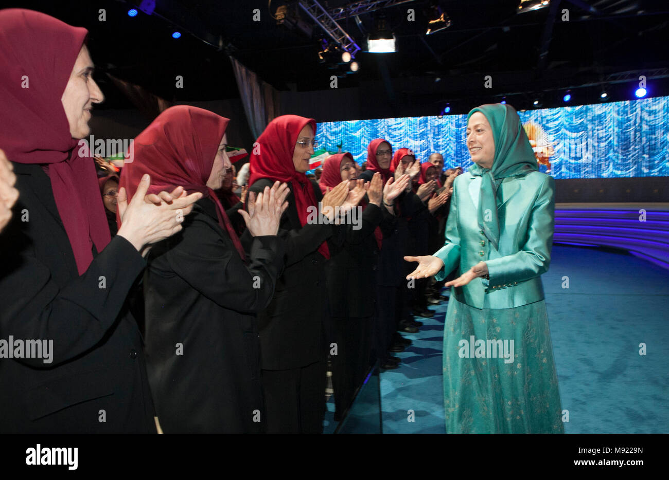 Tirana, Albanien. 20 Mär, 2018. Maryam Rajavi, iranische Neues Jahr - Maryam Rajavi, Bürgermeister Rudy Giuliani, und eine Reihe von albanischen politischen Persönlichkeiten nahmen an einer Feier zum iranischen neuen Jahr Nowruz, Kennzeichnung am 20. März 2018, bei einer Versammlung der Mitglieder der Organisation der Volksmojahedin des Iran (PMOI/MEK) in Albanien. Credit: siavosh Hosseini/Alamy leben Nachrichten Stockfoto