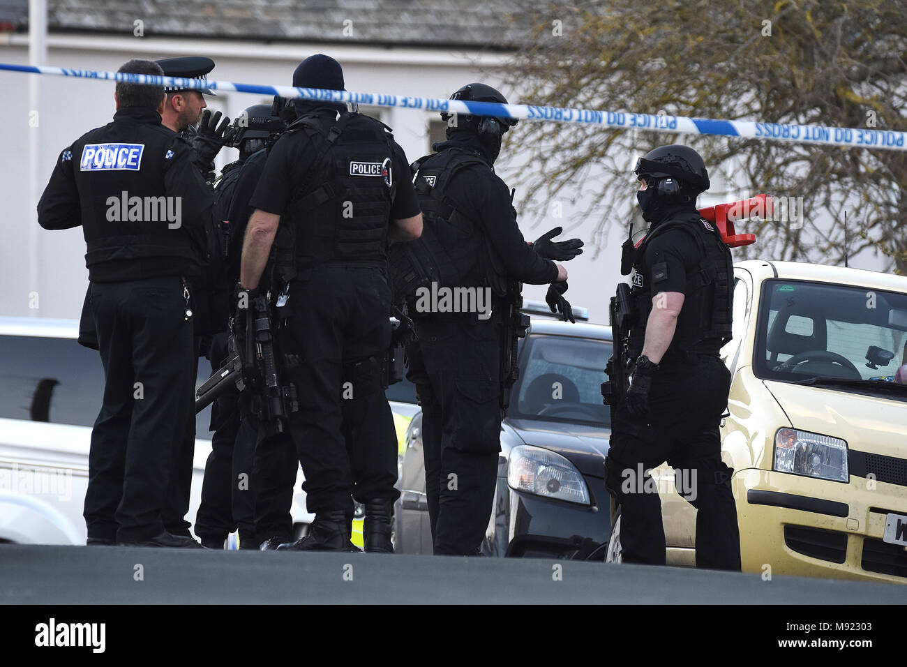 Plymouth, Devon. 21 Mär, 2018. Bewaffnete Belagerung nach knifeman in der Nähe von Prince Rock Grundschule gesehen. Polizei bei einem bewaffneten Belagerung im Prince Rock Bereich von Plymouth, Devon. 21/3/18 Credit: Wayne Perry/Alamy leben Nachrichten Stockfoto