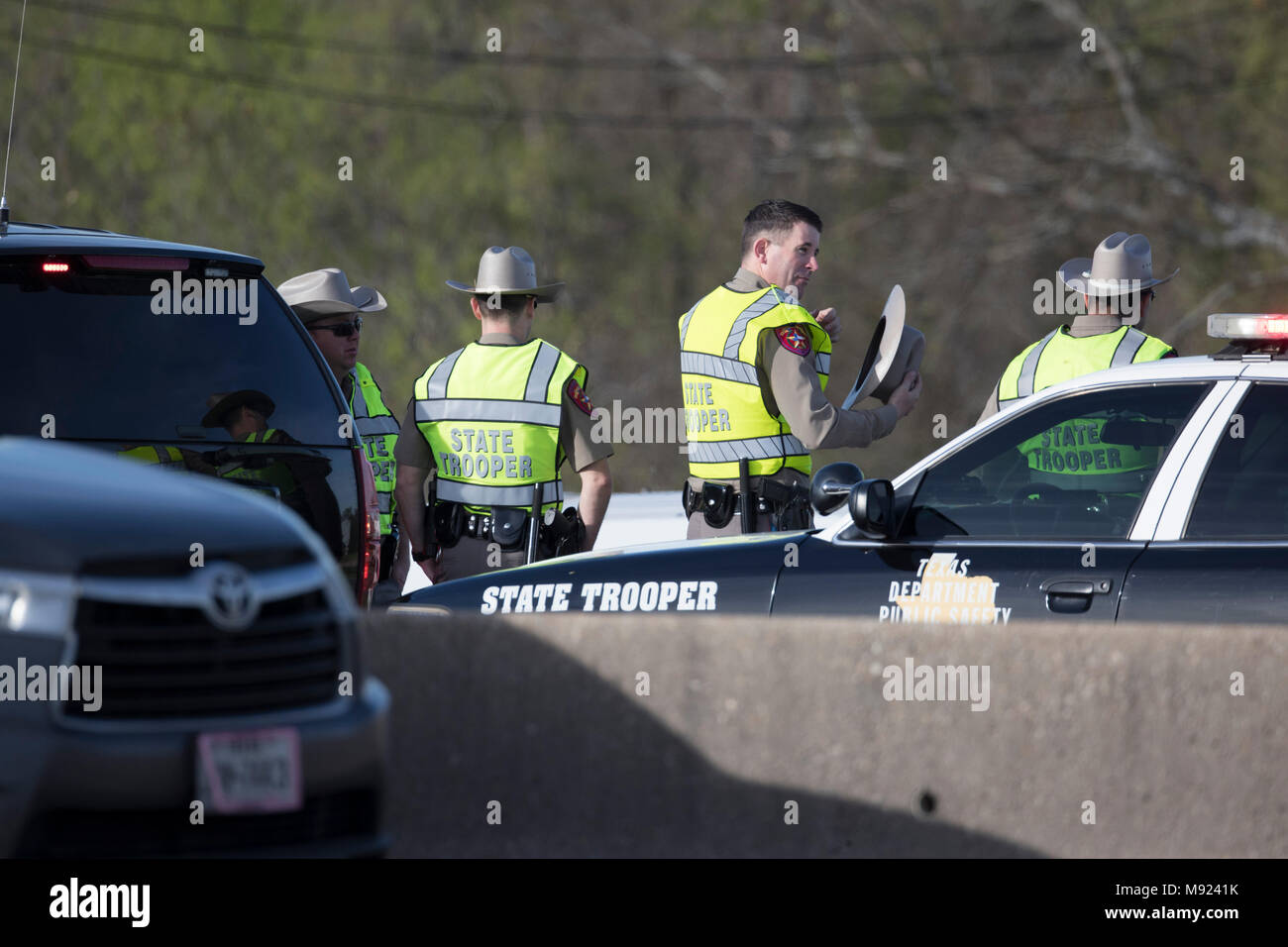 Texas Abt. Öffentliche Sicherheit troopers Guard die Website auf der Interstate-35, wo der Verdacht serial Bomber Mark A. Conditt gestorben Dienstag Nacht in Round Rock, TX. Stockfoto