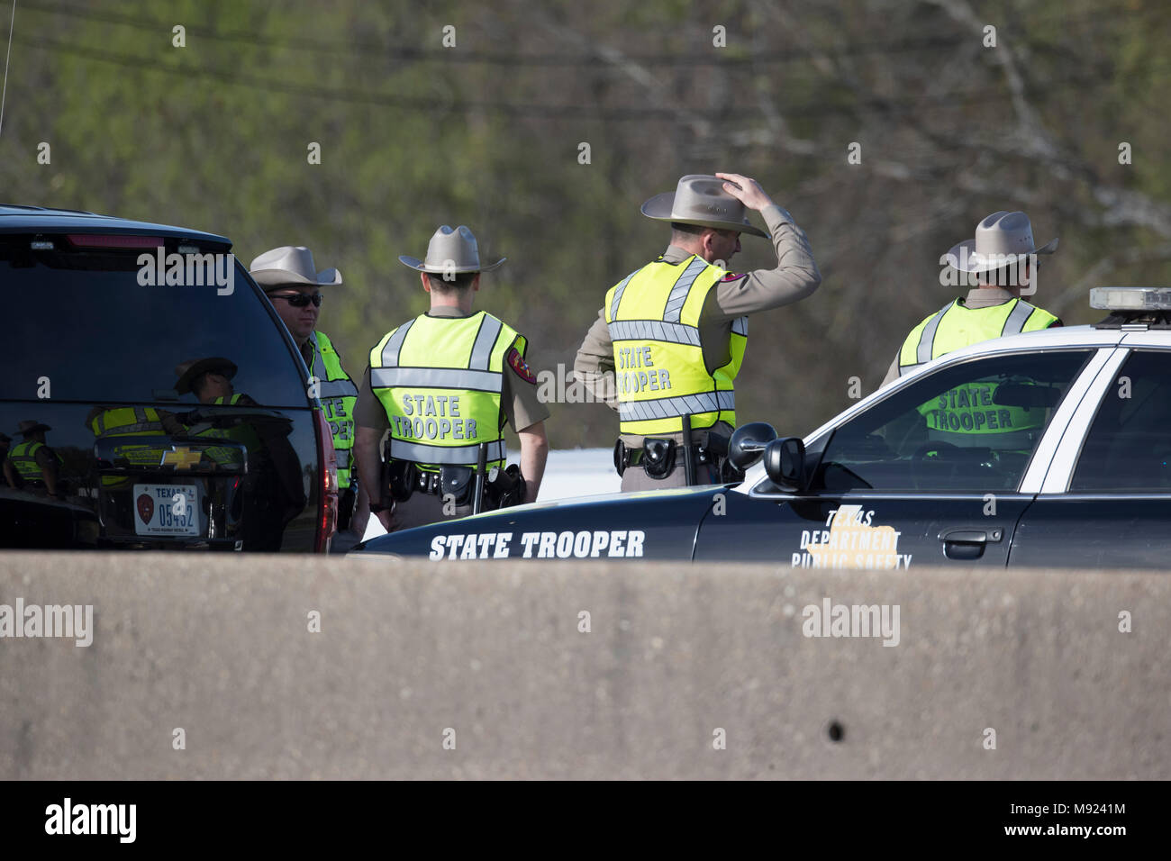 Texas Abt. Öffentliche Sicherheit troopers Guard die Website auf der Interstate-35, wo der Verdacht serial Bomber Mark A. Conditt gestorben Dienstag Nacht in Round Rock, TX. Stockfoto