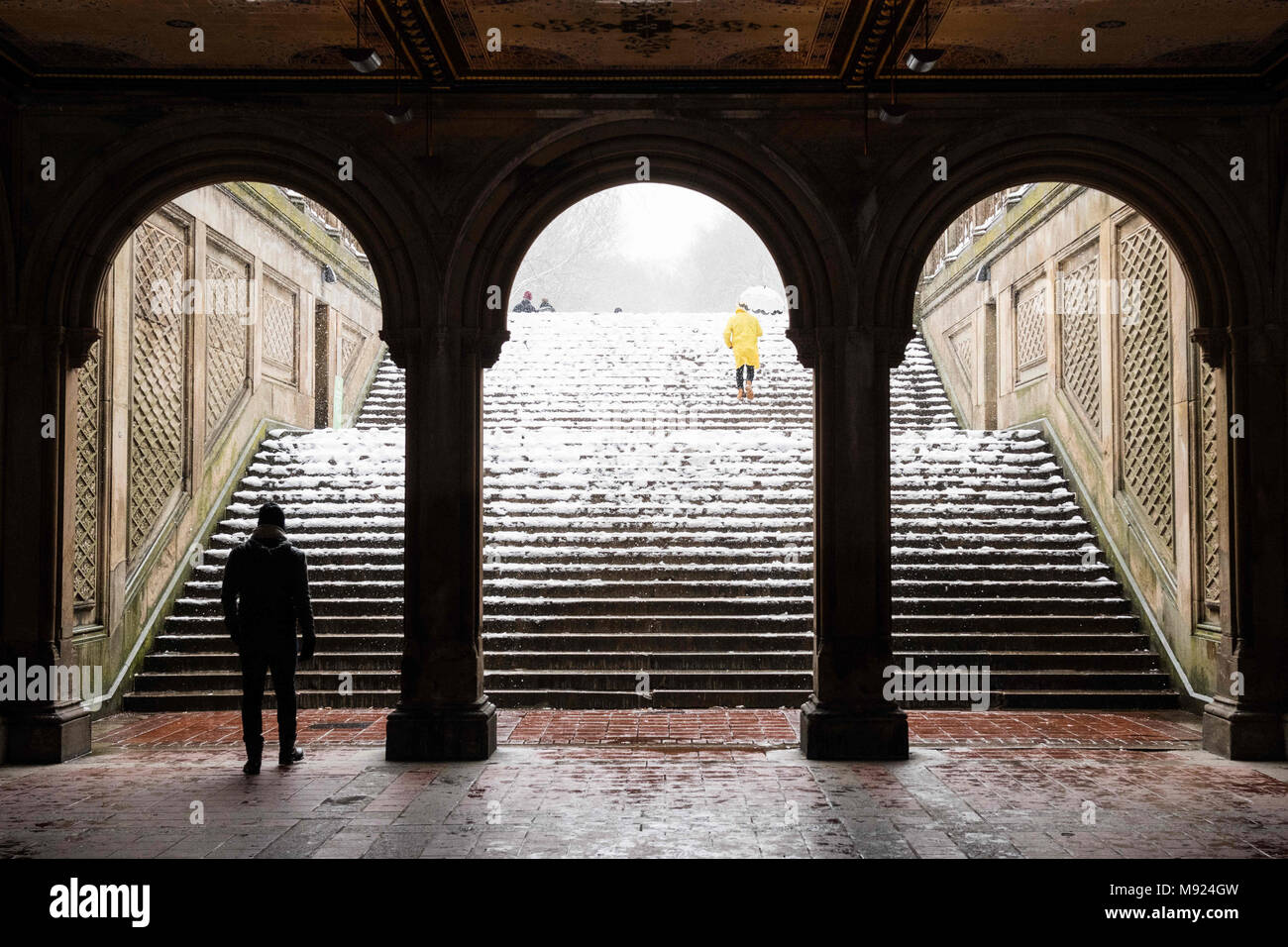 New York, NY, USA. 21 Mär, 2018. Schneesturm im Bereich der Bethesda Terrasse im Central Park in New York City. Wintersturm Toby, wirft eine frische Welle von Schnee in New York City nur im Frühling beginnen. Der Sturm verursachte schwere Schäden im Süden mit Hagel, starke Winde und Tornados. Quelle: Michael Brochstein/SOPA Images/ZUMA Draht/Alamy leben Nachrichten Stockfoto