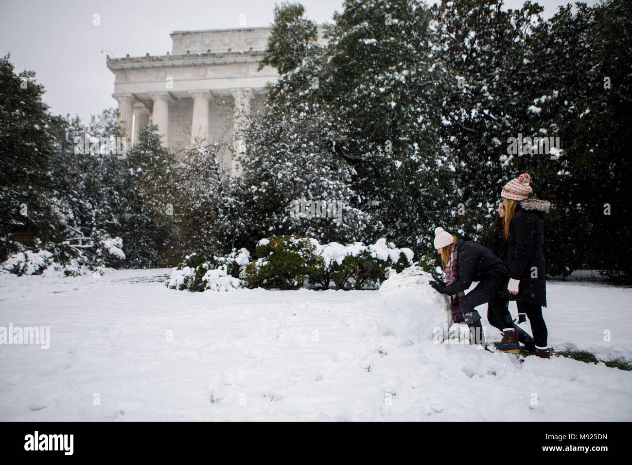 (180321) - Washington, 21. März 2018 (Xinhua) -- Menschen rollen einen Schneeball in der Nähe des Lincoln Memorial in Washington, DC, USA, am 21. März 2018. Ein spätsäsonaler Nor'easter, das Vierte seiner Art in drei Wochen, ist der nordöstlichen Vereinigten Staaten einzusetzen am Mittwoch, mit viel Schnee und starken Winden in der Region. Washington, die bereits Schneebedeckten bis zu 6 Zoll Schnee, um zu sehen, wie einige Modelle vorschlagen sehr hohe Summen für die Hauptstadt. Bundesstellen sind für den Schneesturm, wie das Weiße Haus kündigte Anfang Mittwoch, daß alle öffentlichen Veranstaltungen für den Tag geschlossen Stockfoto