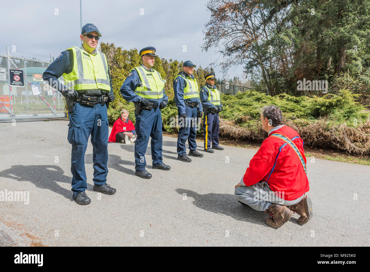 Indigene Anishinabe Land Verteidiger Stacy Gallagher bei Trans Mountain Pipeline Blockade Protestaktion, Burnaby Mountain, British Columbia, Kanada. Stockfoto