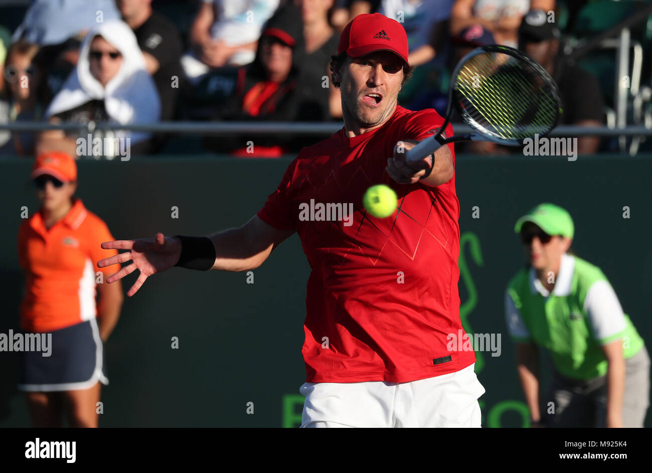 Key Biscayne, Florida, USA. 21 Mär, 2018. Mischa Zverev aus Deutschland spielt gegen Benoit Paire aus Frankreich während der ersten Runde der 2018 Miami öffnen, indem Itaú Professional Tennis Turnier präsentiert, die bei der crandon Park Tennis Center in Key Biscayne, Florida, USA gespielt. Paire gewann 1-6, 6-1, 6-2. Mario Houben/CSM/Alamy leben Nachrichten Stockfoto