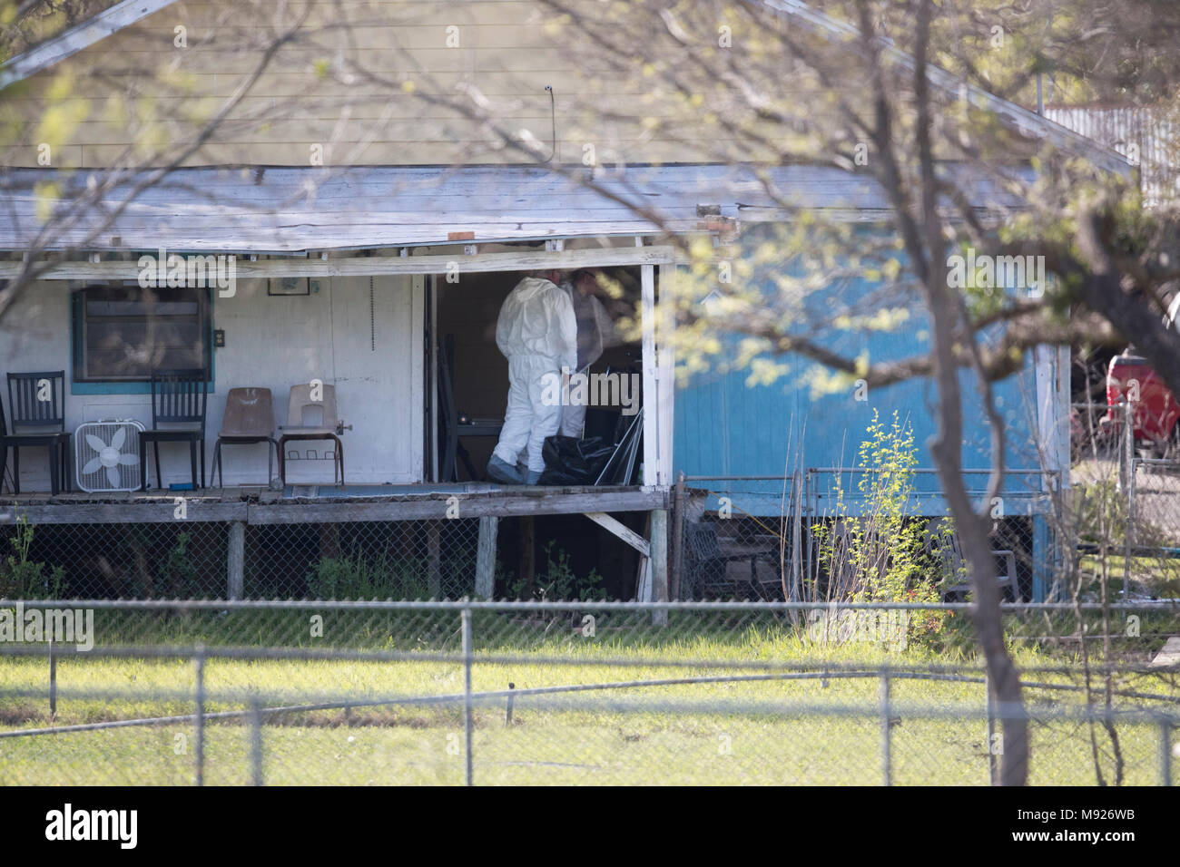 Büro von Alkohol, Tabak und Schusswaffen (ATF) Agenten durchkämmen Haus, wo vermutet Bomber Mark A. Conditt, in Pflugerville, TX lebte. Conditt tötete sich, während die Polizei verfolgt wurden, schließen. Stockfoto