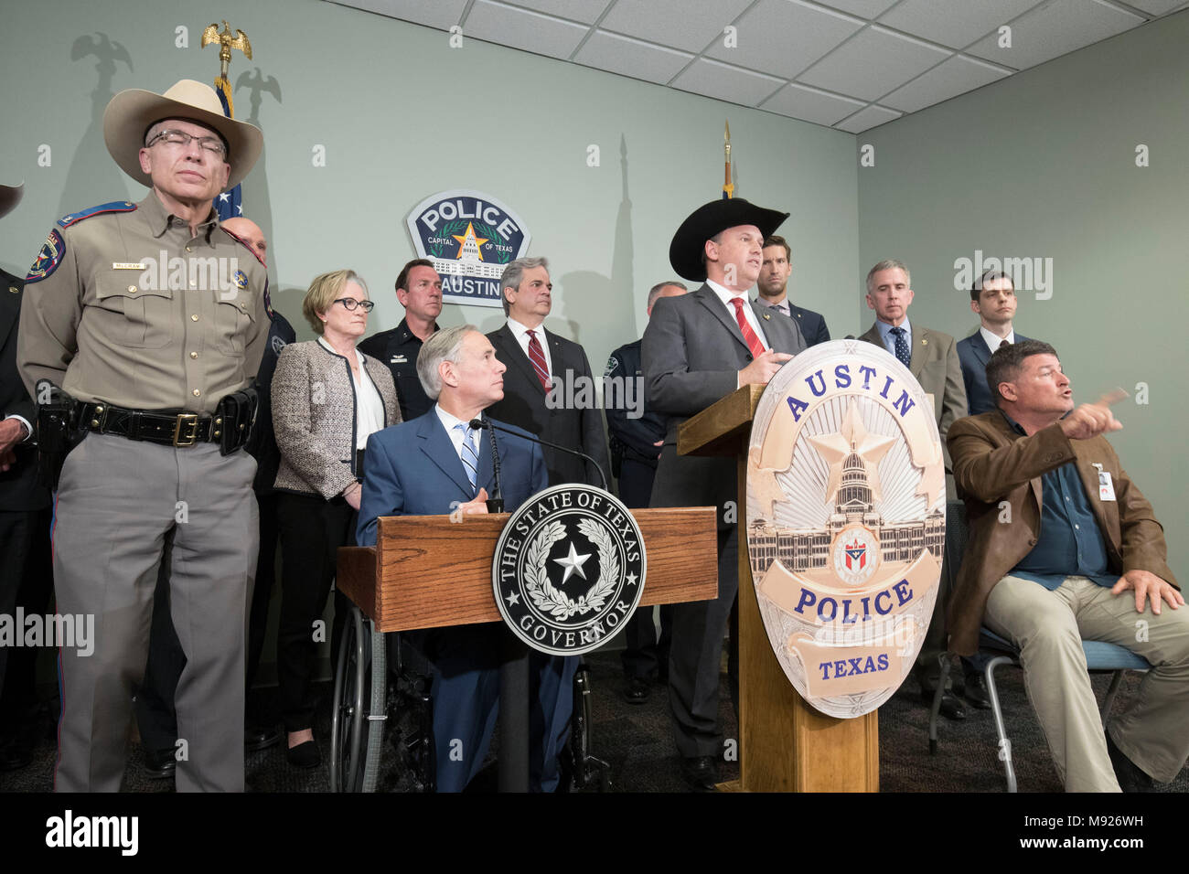 FBIs Special Agent in Christopher Kämme beantwortet die Fragen auf einer Pressekonferenz mit Texas reg. Greg Abbott (links sitzend) und andere, die in der Diagnose unterstützt angebliche Austin serial Bomber Mark A. Conditt. Conditt tötete sich, als die Polizei in der von ihm am 21. März geschlossen. Stockfoto