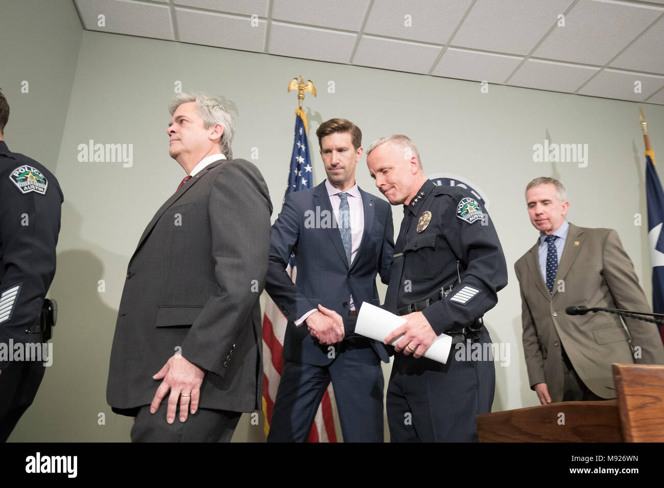 Austin Zwischenzeitspolizei Brian Manley geht zu einem Congratulatory Pressekonferenz mit anderen Beamten der Strafverfolgungsbehörden, die in der Diagnose unterstützt angebliche Austin serial Bomber, Mark A. Conditt. Conditt tötete sich, als die Polizei in der von ihm am 21. März geschlossen. Stockfoto