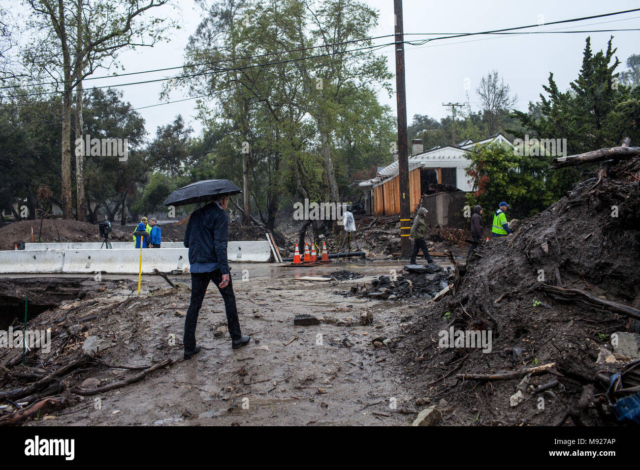 Montecito, Kalifornien, USA. 21 Mär, 2018. Resident JEFF HARMS, 59, Spaziergänge Vergangenheit Häuser entlang der Montecito Creek als zweite Serie schwerer Stürme in Montecito, Kalifornien ankam zerstört. Harms verlor sein Zuhause entlang des Baches nach einer tödlichen Sturm im Januar die Stadt schlagen. Quelle: Joel Engel Juarez/ZUMA Draht/Alamy leben Nachrichten Stockfoto