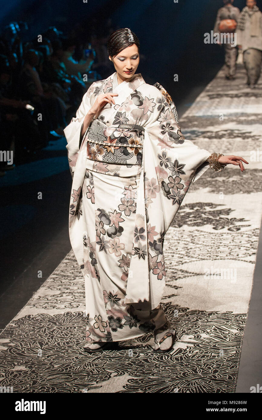 Kimono Designer Stockfotos und -bilder Kaufen - Alamy