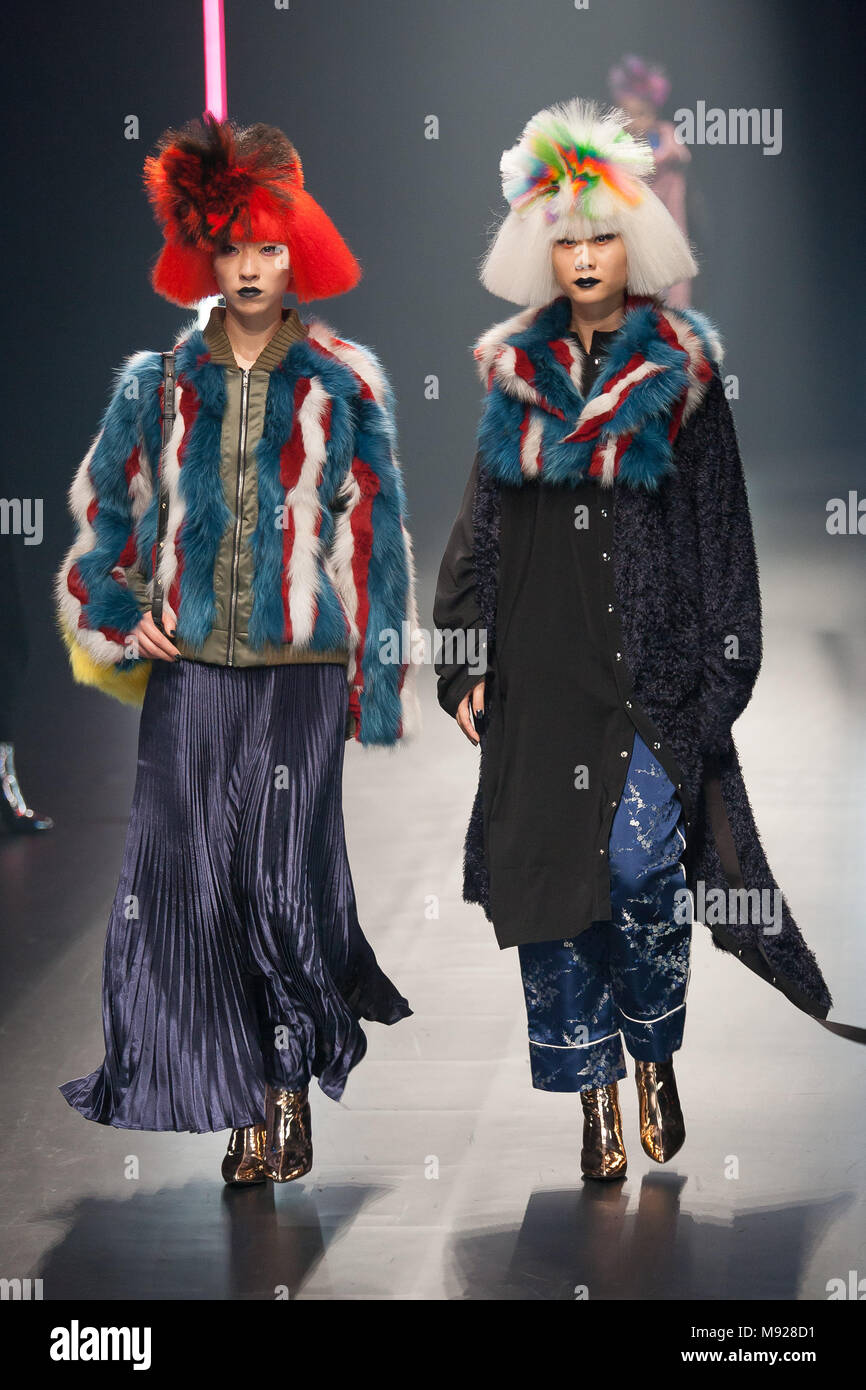 Tokio, Japan. 21. März, 2018. 2018/03/21 Tokyo Shibuya, Viviano Sue bei  Amazon Fashion Week Tokyo A/W 2018. Die viviano Sue Label ist Avantgarde  Mode in Tokio. (Fotos von Michael Steinebach/LBA) Quelle: Lba