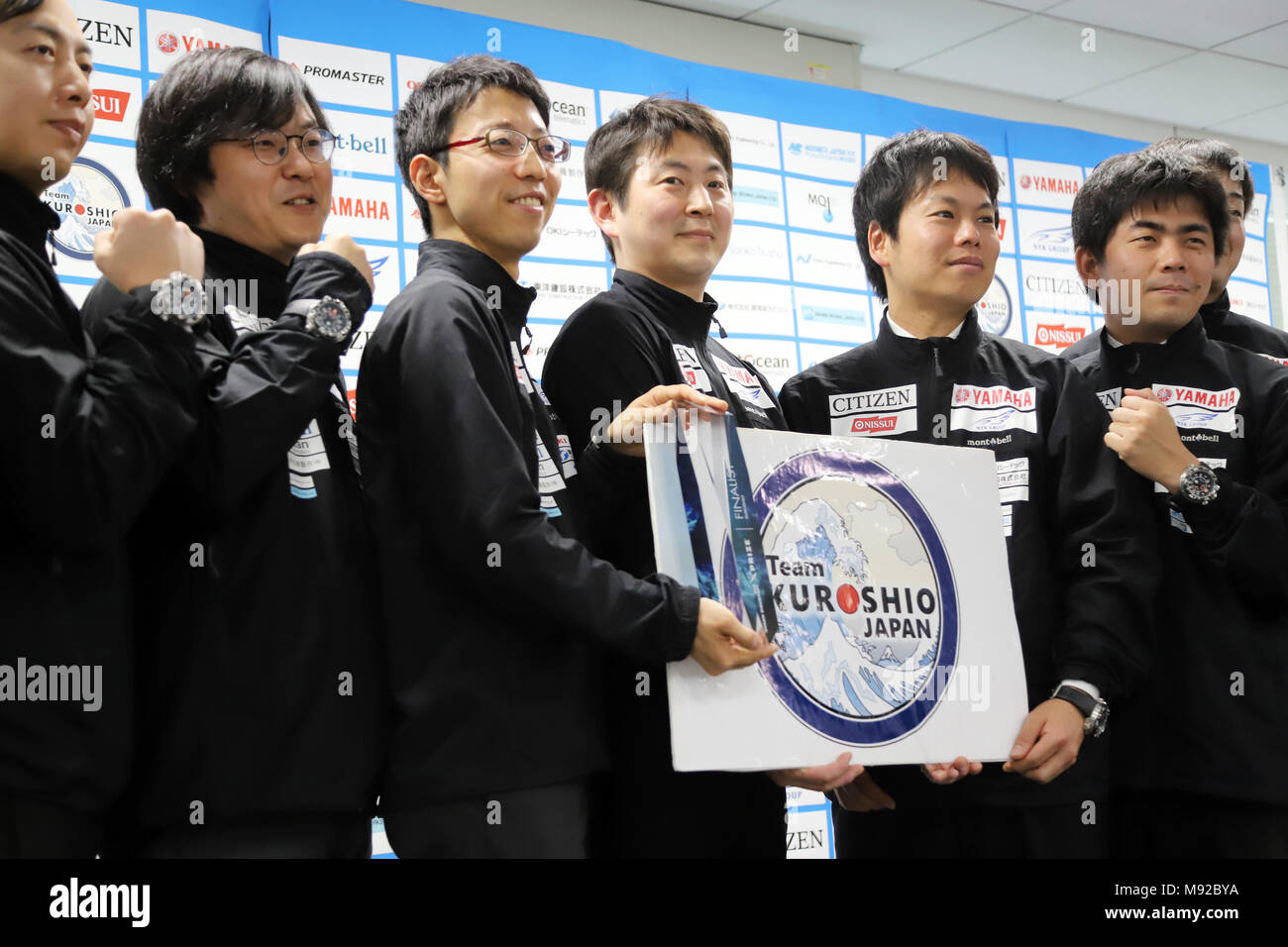 März 22, 2018, Tokio, Japan - Japan Agentur für Marine-Earth Science and Technology (JAMSTEC) Forscher und Team Kuroshio leader Takeshi Nakatani (C) und seine Teammitglieder stellen Bav Foto als Team Advanced für die Endrunde von 7 Millionen Dollar Shell Ocean Discovery XPRIZE Wettbewerb auf einer Pressekonferenz in Tokio am Donnerstag, 22. März 2018. Shell Ocean Discovery XPRIZE ist eine Herausforderung, um eine 500 km² Karte von Meeresboden Tiefe von 4000 Meter mit Autonomous Underwater Vehicle (AUV) und Finale wird im Oktober oder November dieses Jahres stattfinden. (Foto von Yoshio Tsunoda/LBA) Stockfoto