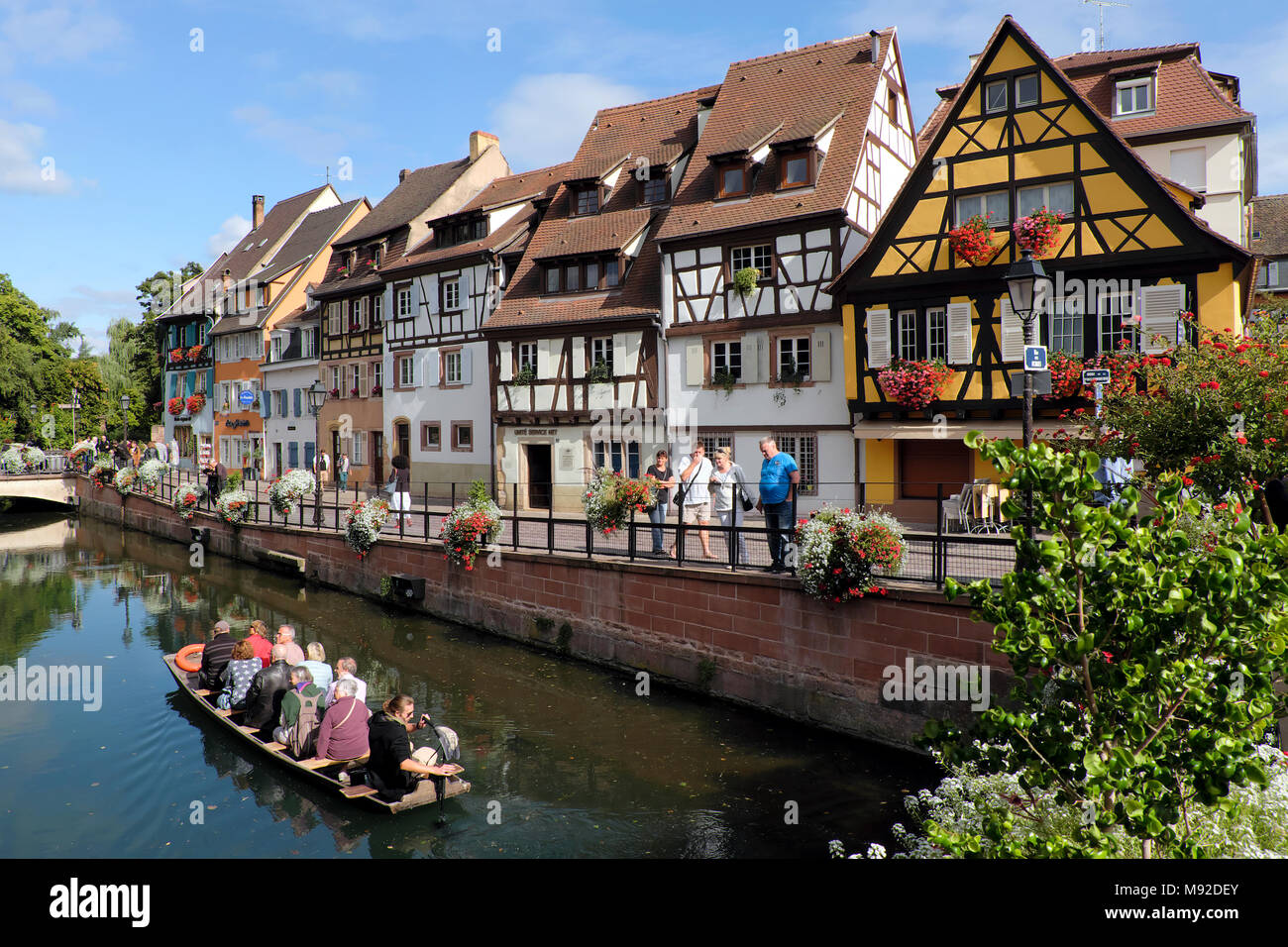 Touristen in der Schifffahrt auf Sightseeing-tour, Petite Venise/Klein Venedig, Colmar, Elsass, Frankreich Stockfoto