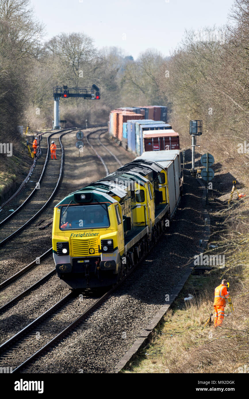 Klasse 70 Lokomotiven Nrn. 70002 und 70014 Velourdecke mit Samtband ziehen ein Freightliner Zug am Hatton Bank, Warwickshire, Großbritannien Stockfoto
