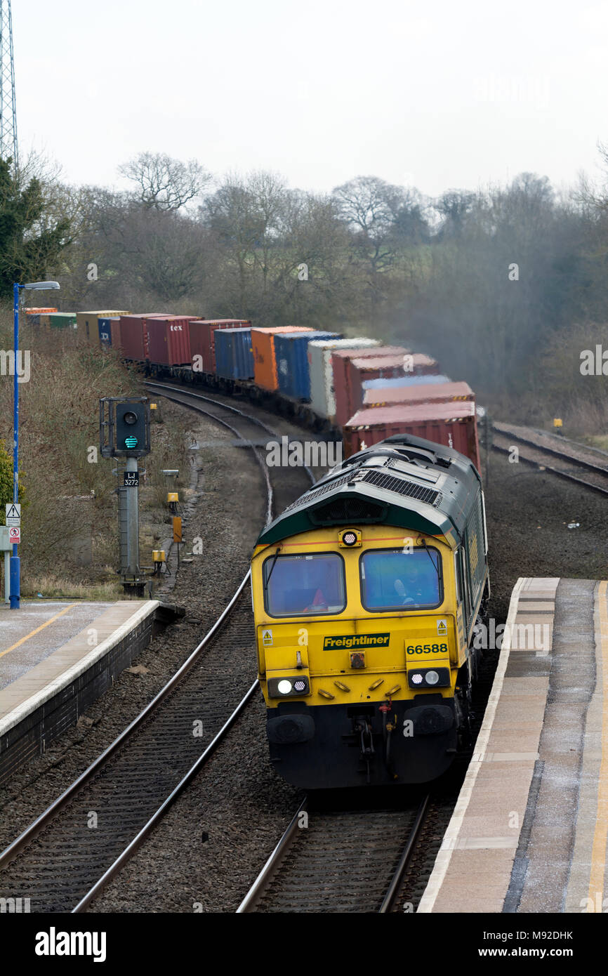 Eine Class 66 Diesel Lokomotive zieht ein freightliner Zug durch Hatton Station, Warwickshire, Großbritannien Stockfoto