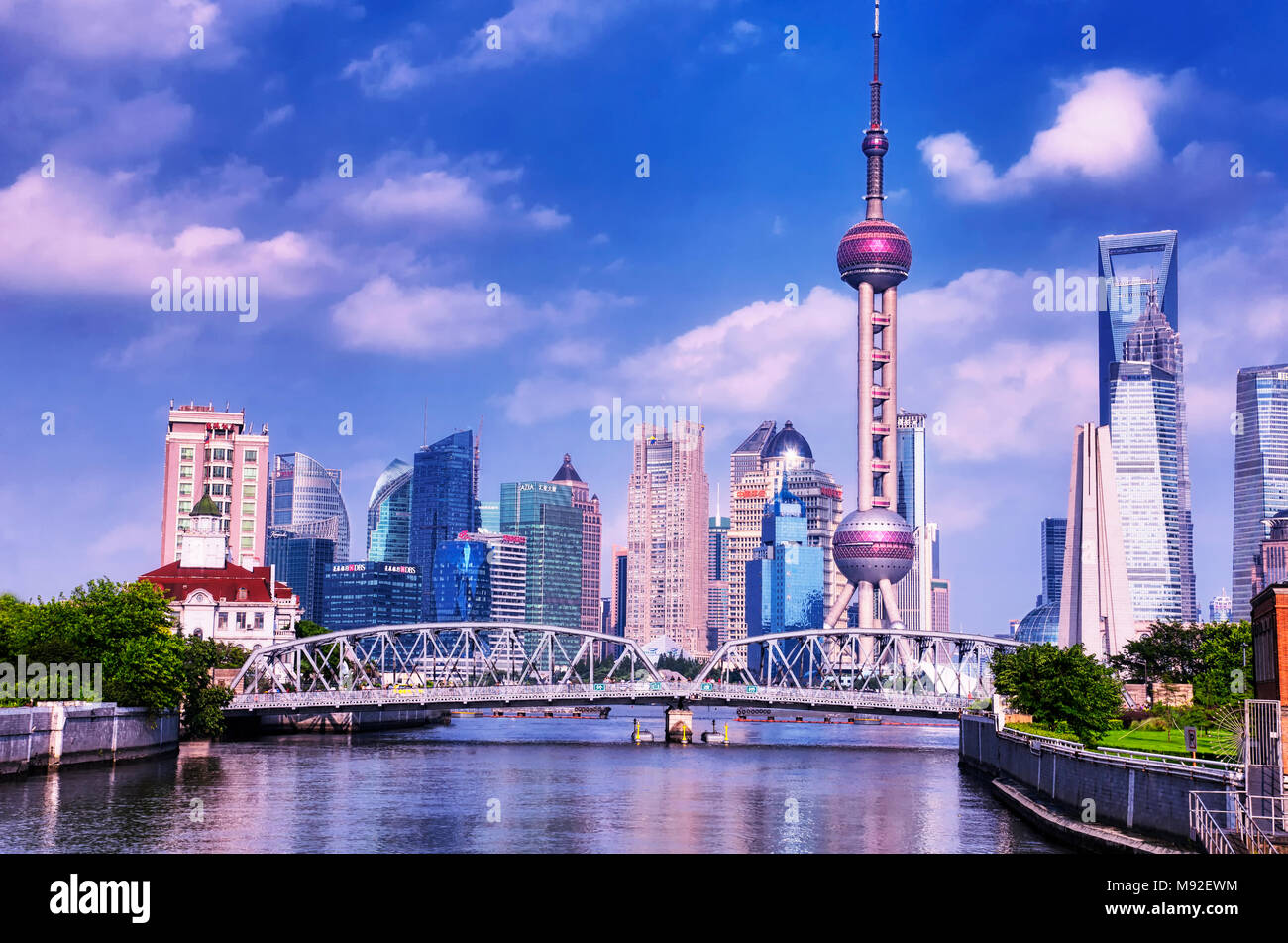 Juli 15, 2015. Shanghai, China. Der waibaidu (Garten) Brücke über den Fluß Wusong (Suzhou Creek) mit modernen Gebäuden von Lujiazui im Hinterg Stockfoto