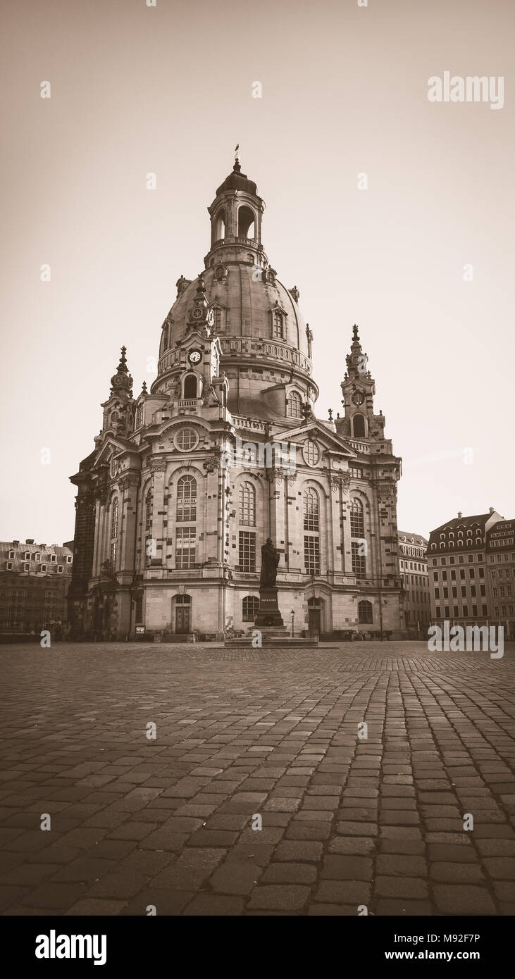 Der Muttergottes Kirche/Kirche Unserer Lieben Frau (Frauenkirche) und Luther statue am frühen Morgen, Dresden, Sachsen, Deutschland Stockfoto