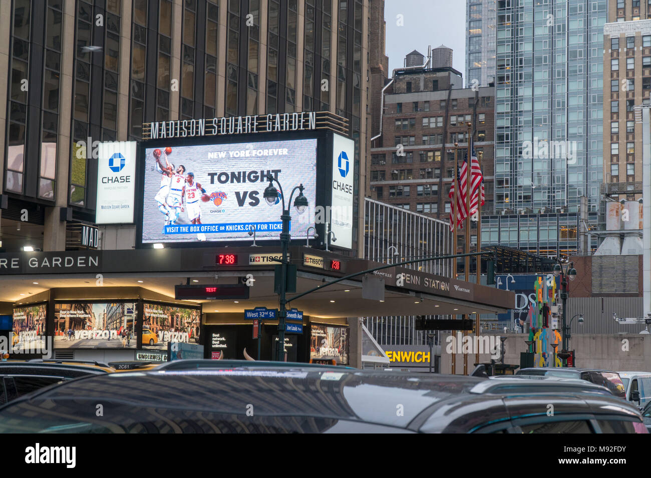 New York City - ca. 2018: Madison Square Garden außerhalb Festzelt Bannerwerbung Knicks Basketball Spiel Stockfoto