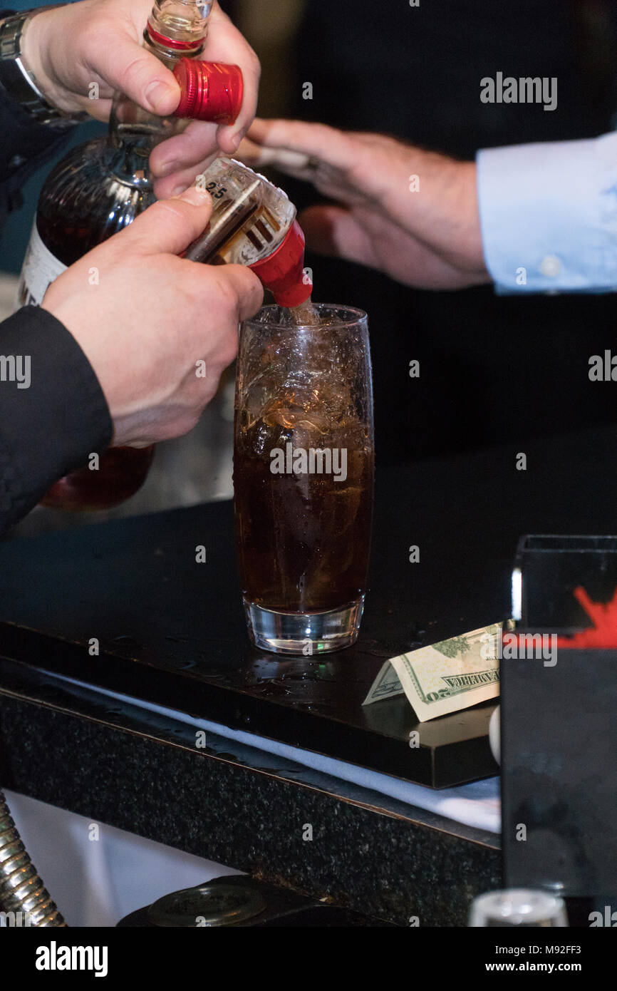 Barkeeper gießen gemischt alkoholisches Getränk mit Alkohol und Soda für Kundenauftrag. Schirmherr Hand hält Barkeeper, Cocktails zu stark für Verant Stockfoto
