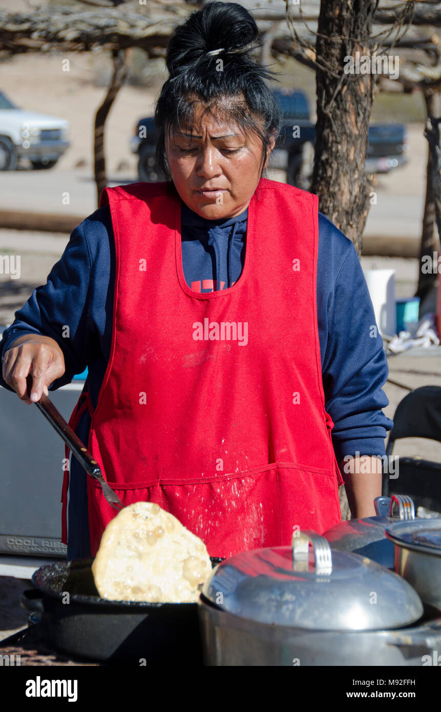 Der Tohono O'odham indische Frau macht Indischen braten Brot für Touristen, die in San Xavier del Bac Mission in der Nähe von Tucson, Arizona. Stockfoto
