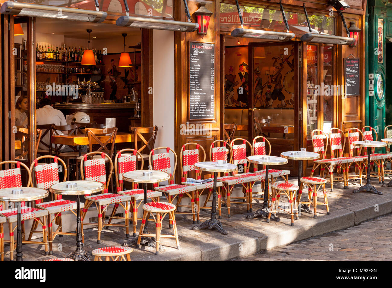 Cafés, Tischen und Stühlen in Place du Tertre, Montmartre, Paris, Frankreich Stockfoto