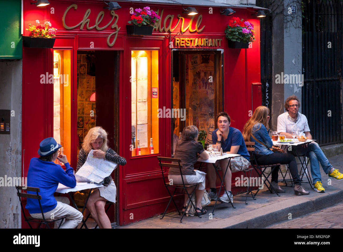 Bürgersteig speisen im Restaurant Chez Marie entlang der Rue Gabrielle, Montmartre, Paris, Frankreich Stockfoto