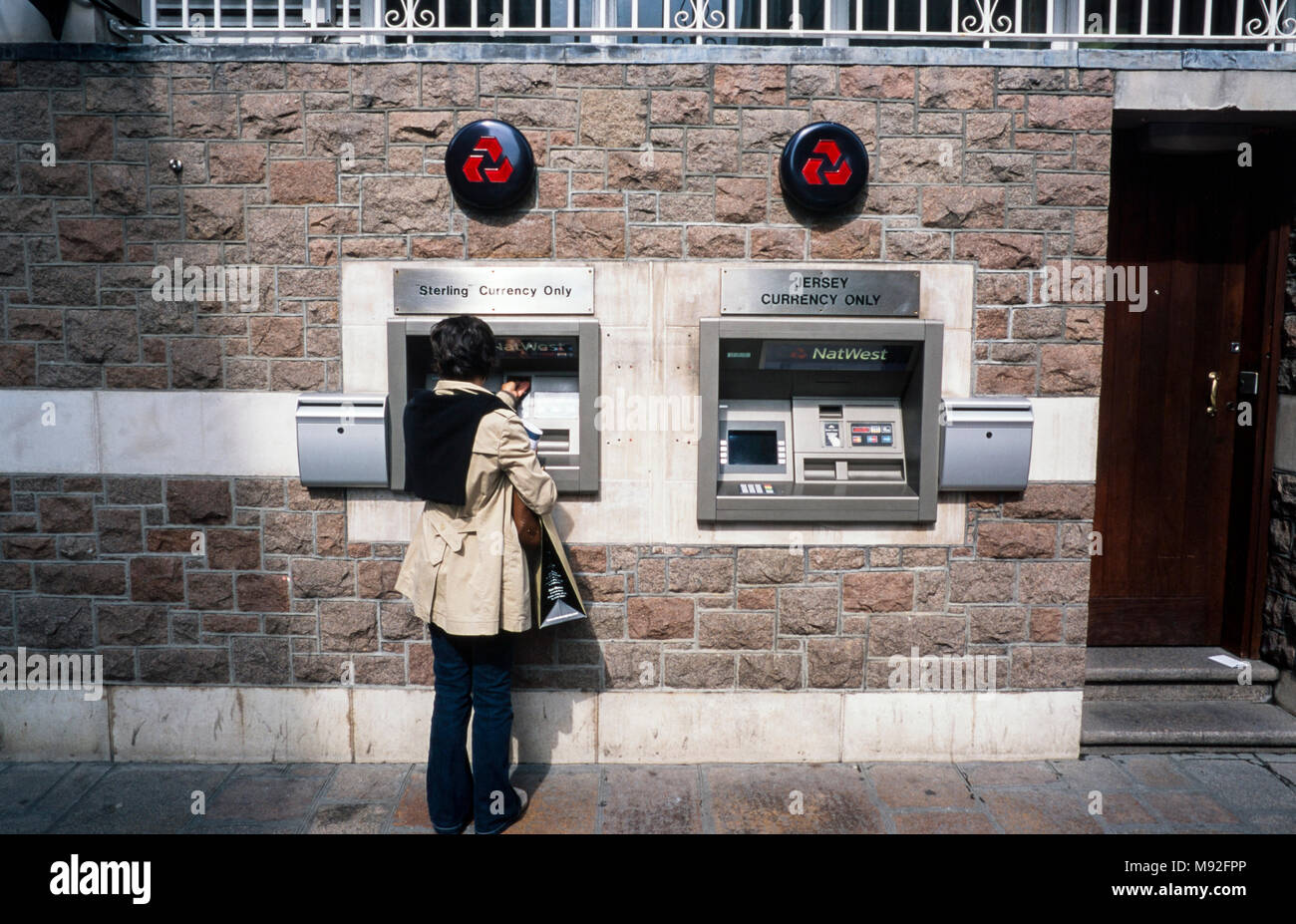 Natwest Bank ATM, Geldautomaten, eine nur issueing Sterling Währung, der andere Jersey Währung nur, St Helier, Jersey, Channel Islands Stockfoto