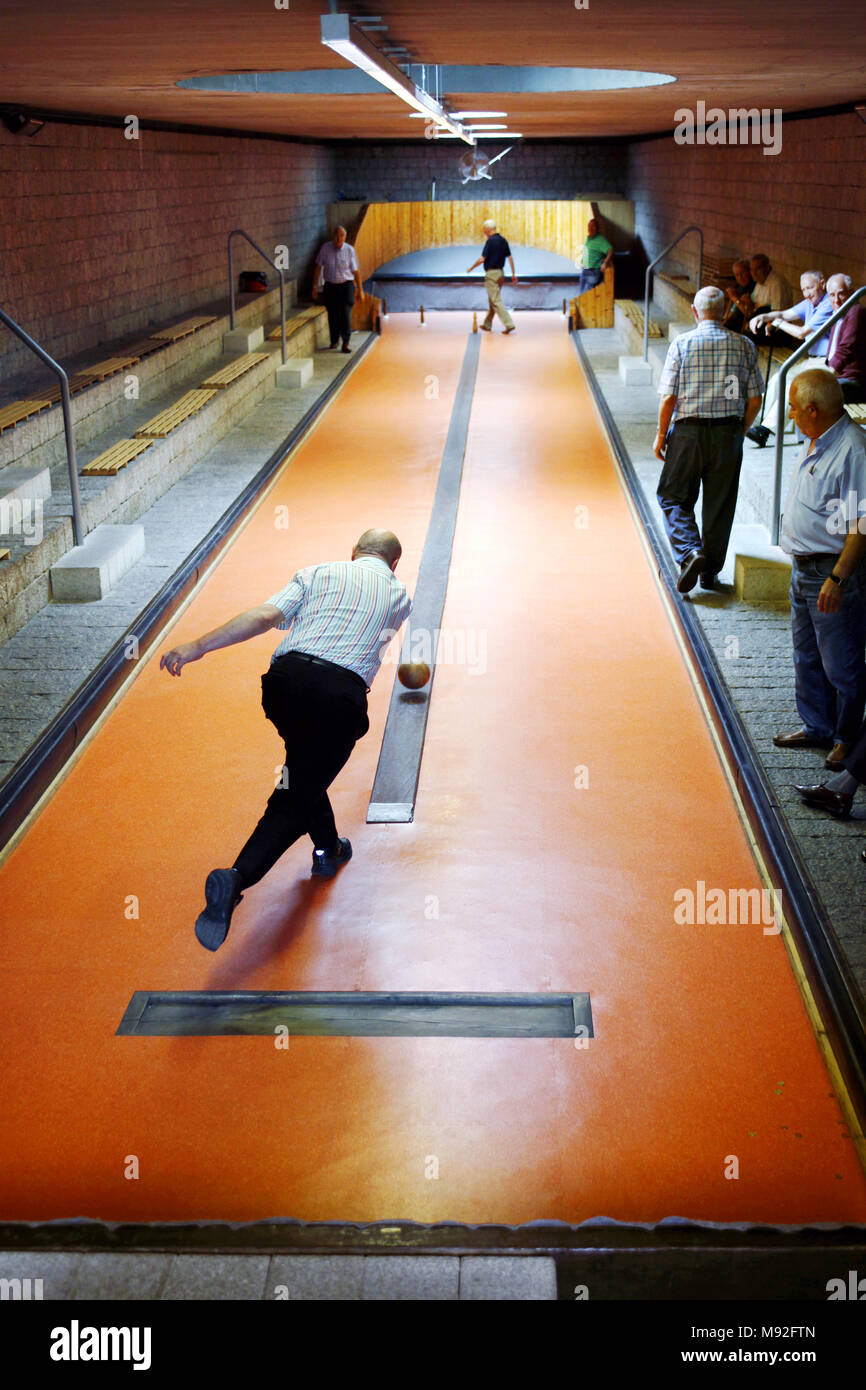 Ein Spiel der Arabar Boloa oder Lautadakoa - eine baskische Art, Bowling, Plaza de Los Fueros Platz, Vitoria-Gasteiz, Provinz Álava, Baskenland, Spanien Stockfoto