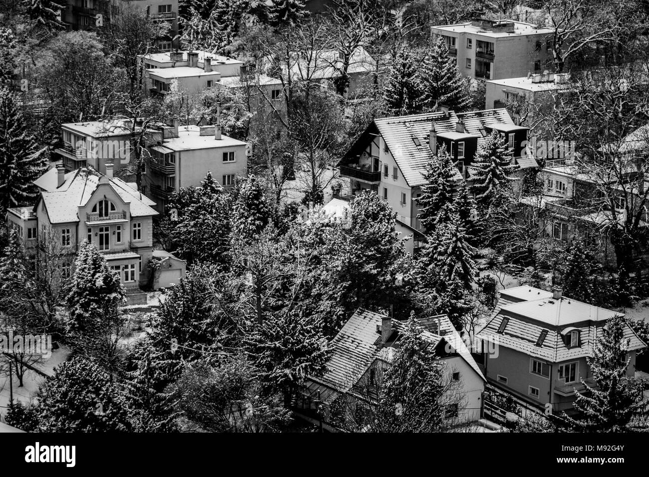 Snowy Stadtbild von Budapest im Winter, Schwarz und Weiß. Stadt Landschaft im verschneiten Wintertag, Budapest, Ungarn. Stockfoto