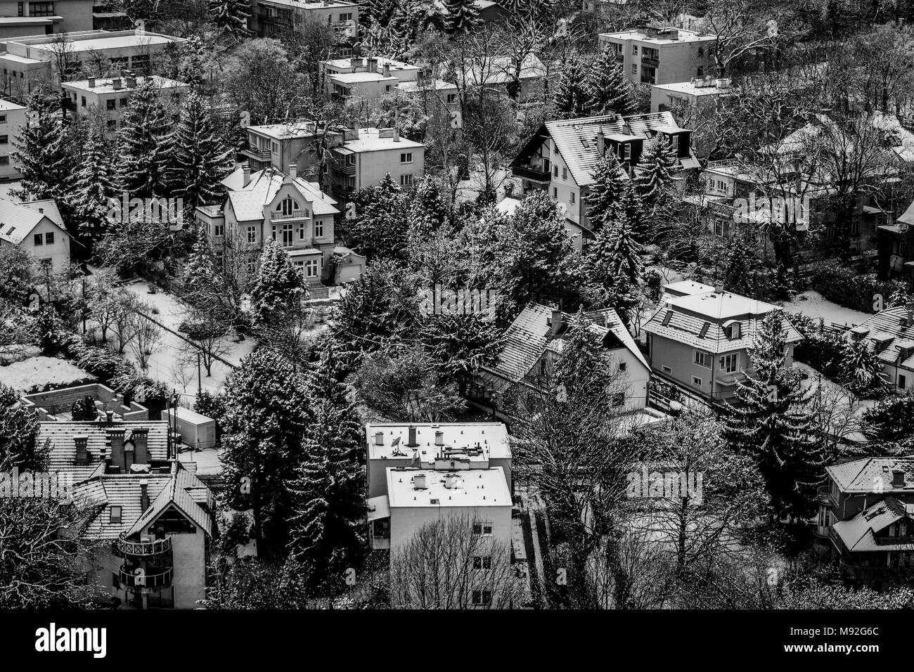 Snowy Stadtbild von Budapest im Winter, Schwarz und Weiß. Stadt Landschaft im verschneiten Wintertag, Budapest, Ungarn. Stockfoto