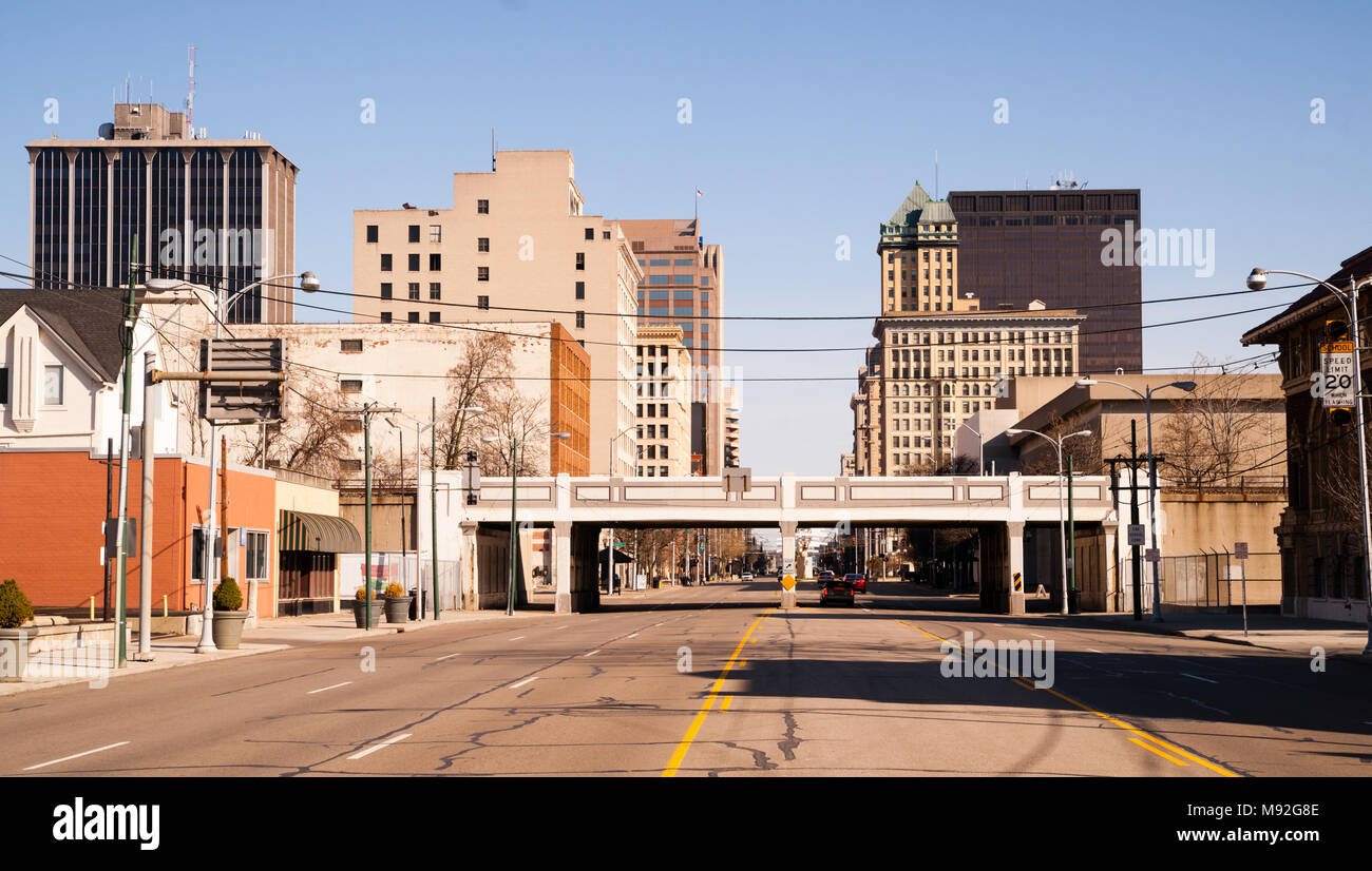 Die Straßen und Gebäude von Dayton Ohio haben nur wenige Reisende am frühen Sonntagmorgen Stockfoto