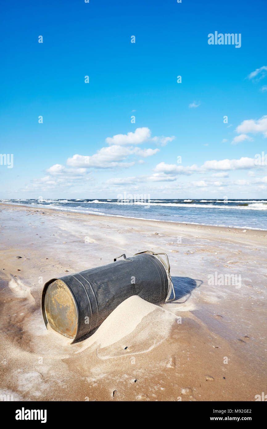 Alte Mülleimer am Strand, Umweltverschmutzung Konzept. Stockfoto