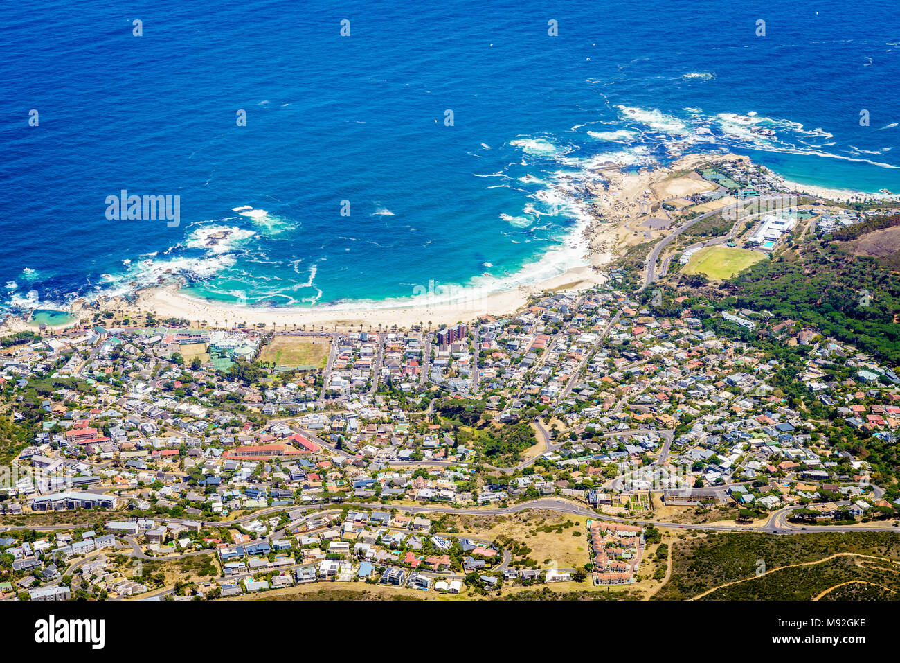 Luftaufnahme von Camps Bay in Kapstadt, Südafrika Stockfoto