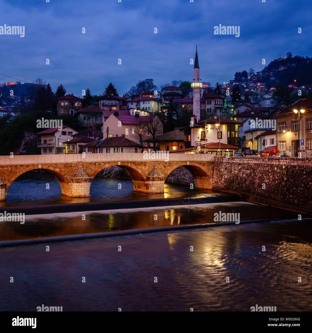 Nächtliche Ansicht der Stadt Sarajevo und der Fluss Miljacka Stockfoto